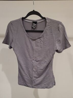 Lilikoi - Short Sleeve V-Neck Tee in Gray